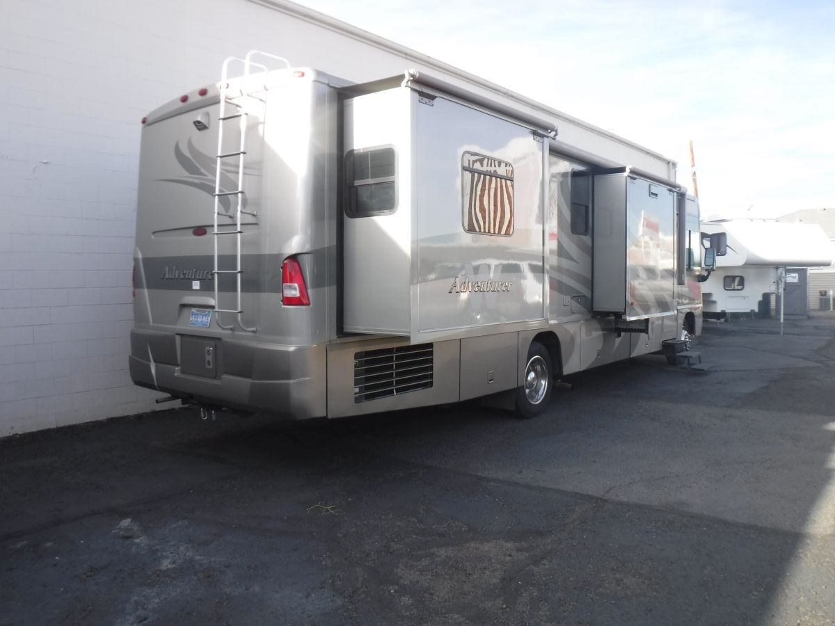 2005 Winnebago Adventurer M335A Workhorse' "Class A" Motorhome For