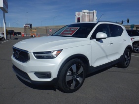 2021 Volvo XC40 T5 Momentum